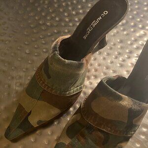 L'AUTRE CHOSE. GREEN CAMO KITTEN HEEL. SIZE 6.5